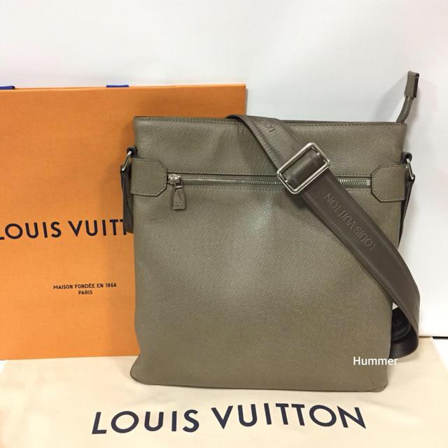 LOUIS VUITTON(ルイヴィトン)のモモ様専用ページ！国内正規品 ルイヴィトン サシャ  ベージュ＋ネイビー セット メンズのバッグ(ショルダーバッグ)の商品写真