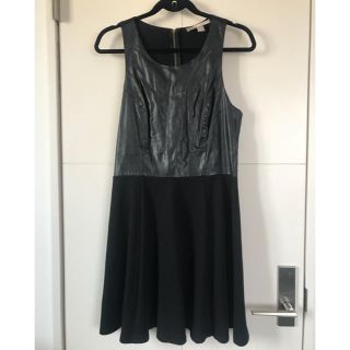 フォーエバートゥエンティーワン(FOREVER 21)の★ 黒 ワンピース  パーティ シンプル フォーエバー21 レザー？(ひざ丈ワンピース)