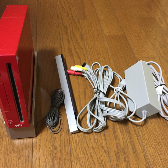 Wii(ウィー)の【中古】wii red(リモコン3個、ゲームソフト3個付き) エンタメ/ホビーのゲームソフト/ゲーム機本体(家庭用ゲーム機本体)の商品写真