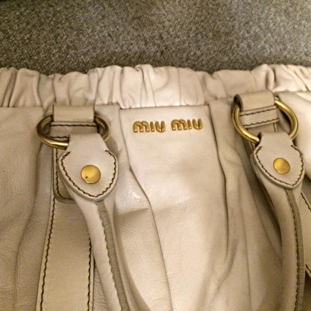 miumiu(ミュウミュウ)のmiumiu バッグ レディースのバッグ(ハンドバッグ)の商品写真