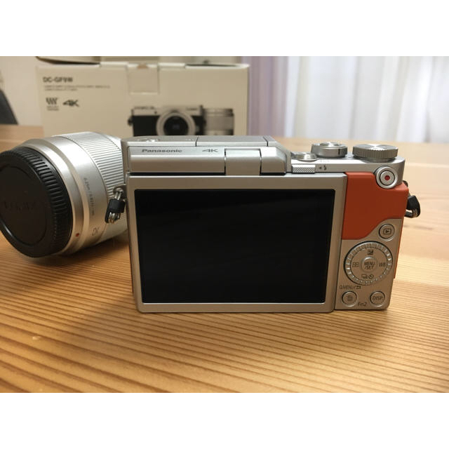 Panasonic(パナソニック)のパナソニック ミラーレス一眼カメラ LUMIXG DC-GF9W オレンジ スマホ/家電/カメラのカメラ(ミラーレス一眼)の商品写真