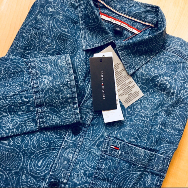 TOMMY HILFIGER(トミーヒルフィガー)の超レア★Tommy Hilfiger 大人気US限定総柄プリントデニム長袖シャツ メンズのトップス(シャツ)の商品写真