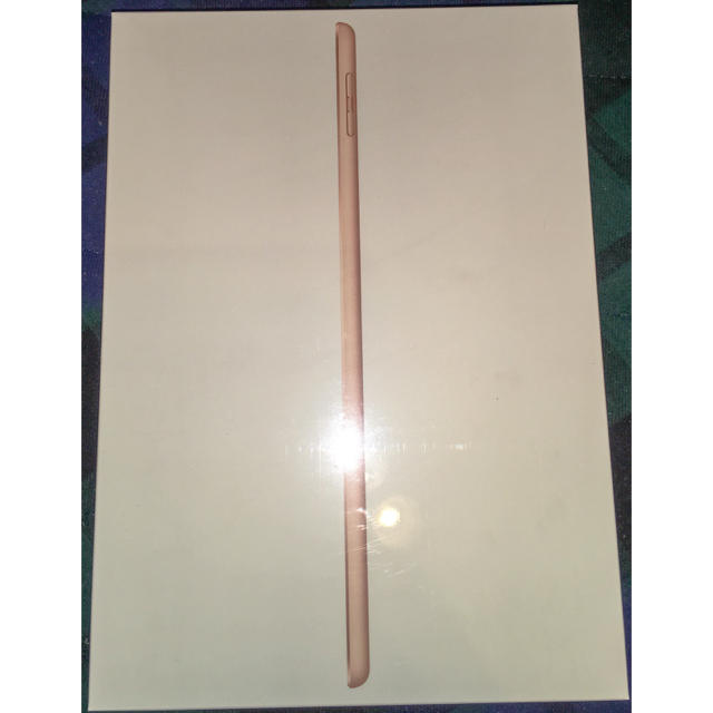 Apple(アップル)のiPad 2018 WiFi 32GB ゴールド 未開封　ヨドバシ 福袋 新品 スマホ/家電/カメラのPC/タブレット(タブレット)の商品写真