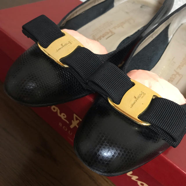 Salvatore Ferragamo(サルヴァトーレフェラガモ)のレア！パリで購入【サルバトーレフェラガモ】ヴァラリボン型押しリザードパンプス・靴 レディースの靴/シューズ(ハイヒール/パンプス)の商品写真
