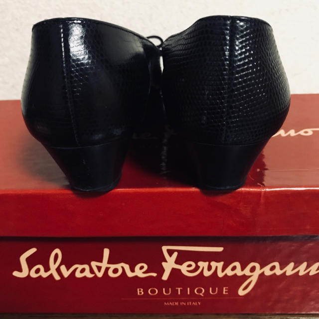 Salvatore Ferragamo(サルヴァトーレフェラガモ)のレア！パリで購入【サルバトーレフェラガモ】ヴァラリボン型押しリザードパンプス・靴 レディースの靴/シューズ(ハイヒール/パンプス)の商品写真