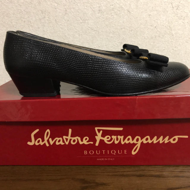 Salvatore Ferragamo(サルヴァトーレフェラガモ)のレア！パリで購入【サルバトーレフェラガモ】ヴァラリボン型押しリザードパンプス・靴 レディースの靴/シューズ(ハイヒール/パンプス)の商品写真
