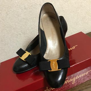 サルヴァトーレフェラガモ(Salvatore Ferragamo)のレア！パリで購入【サルバトーレフェラガモ】ヴァラリボン型押しリザードパンプス・靴(ハイヒール/パンプス)