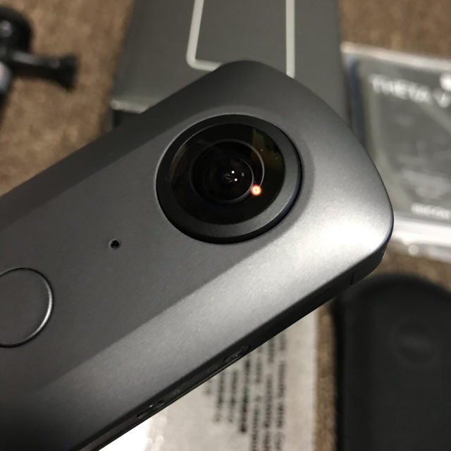 RICOH(リコー)の【最終値下げ】RICOH THETA V(自撮り棒付)  スマホ/家電/カメラのカメラ(ビデオカメラ)の商品写真