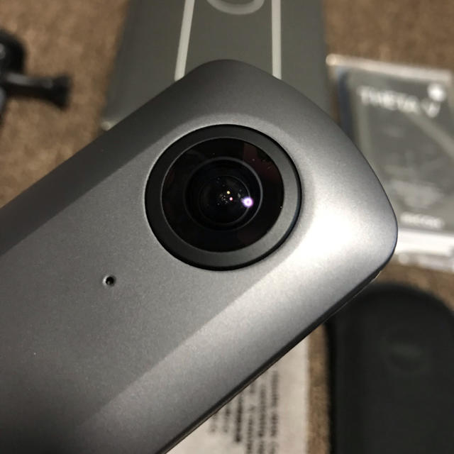 RICOH(リコー)の【最終値下げ】RICOH THETA V(自撮り棒付)  スマホ/家電/カメラのカメラ(ビデオカメラ)の商品写真