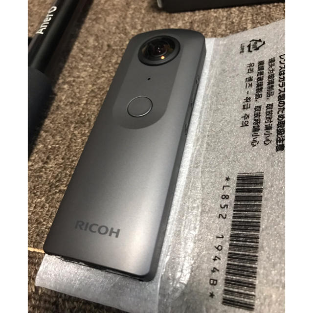 RICOH(リコー)の【最終値下げ】RICOH THETA V(自撮り棒付)  スマホ/家電/カメラのカメラ(ビデオカメラ)の商品写真