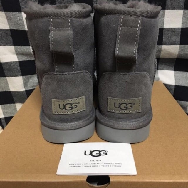 UGG(アグ)のてるぼうず様【新品】UGG クラシックミニⅡブーツ（ライトグレー:約24cm） レディースの靴/シューズ(ブーツ)の商品写真