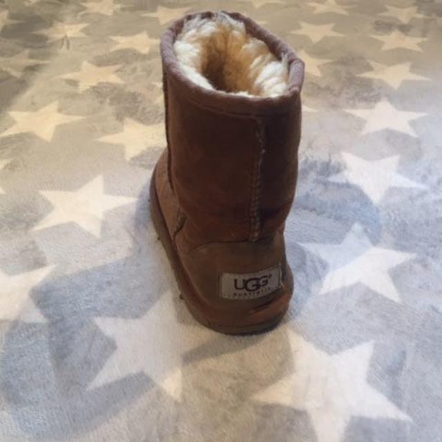 UGG(アグ)のUGG  アグ キッズクラシック ムートンブーツ　チェスナット 17.0  キッズ/ベビー/マタニティのキッズ靴/シューズ(15cm~)(ブーツ)の商品写真