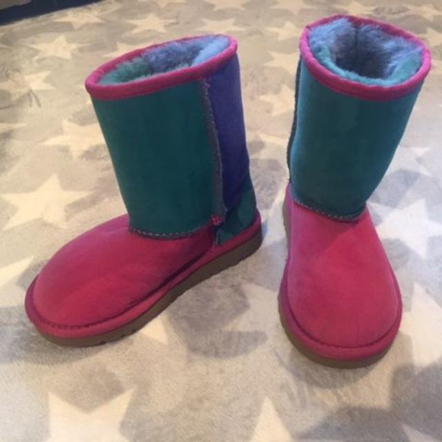 UGG(アグ)のUGG アグ キッズクラシック ムートンブーツ　マルチカラー　① 17.0 キッズ/ベビー/マタニティのキッズ靴/シューズ(15cm~)(ブーツ)の商品写真