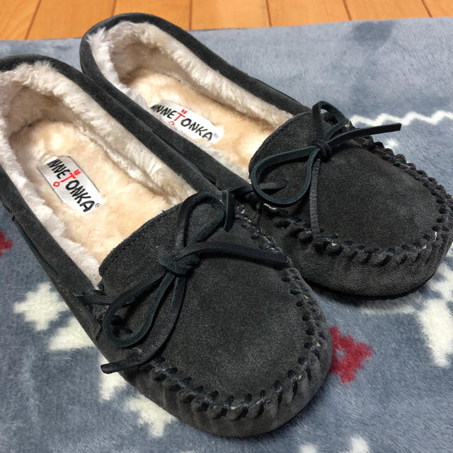 新品 ミネトンカ ボア モカシン チャコール US6 23cm スエード ...