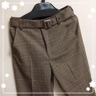 ジーユー(GU)のGU ベルト付き テーパードパンツ(クロップドパンツ)