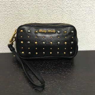 ミュウミュウ(miumiu)のミュウミュウ　ポーチ　スタッズ　黒　レザー (ポーチ)