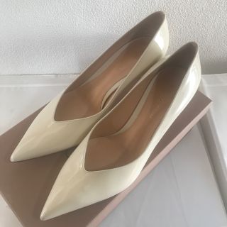 ジャンヴィットロッシ(Gianvito Rossi)のGianvito rossi Paris vカット パンプス 37(ハイヒール/パンプス)