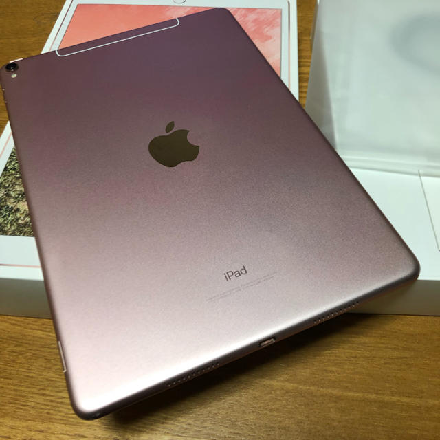 Apple(アップル)のiPad Pro 10.5 64GB SIMフリー ローズゴールド スマホ/家電/カメラのPC/タブレット(タブレット)の商品写真