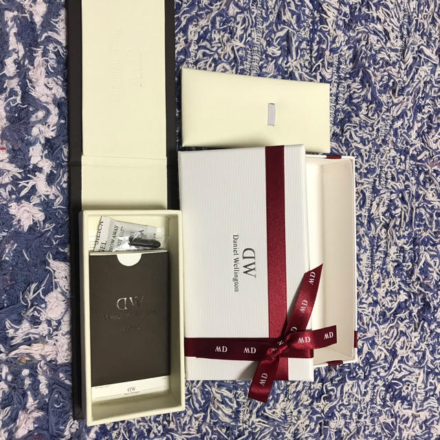 Daniel Wellington(ダニエルウェリントン)の【美品未使用】ダニエルウェリントン✳︎ プレゼント用ケース✳︎2つあり✳︎腕時計 メンズの時計(レザーベルト)の商品写真