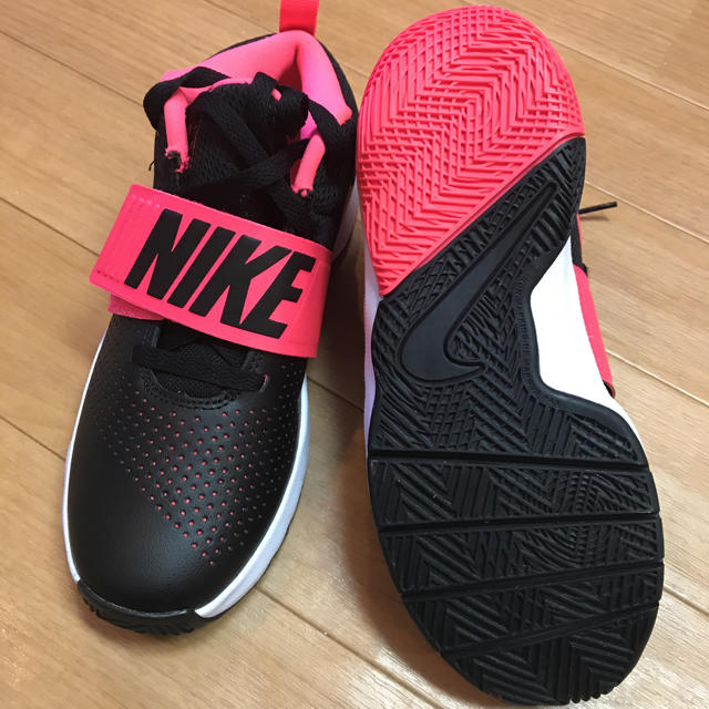 NIKE(ナイキ)の未使用！ナイキ スニーカー 23.5 ピンク キッズ/ベビー/マタニティのキッズ靴/シューズ(15cm~)(スニーカー)の商品写真