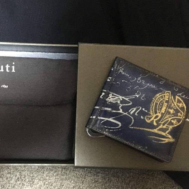 Berluti(ベルルッティ)のベルルッティネロベースのASSAOにブルー、ゴールド、シルバーのパティーヌ。 メンズのファッション小物(名刺入れ/定期入れ)の商品写真