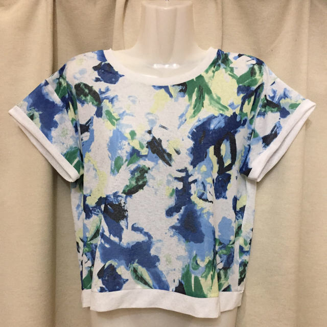 EMODA(エモダ)のEMODA   ショート丈Ｔシャツ  Mサイズ レディースのトップス(Tシャツ(半袖/袖なし))の商品写真