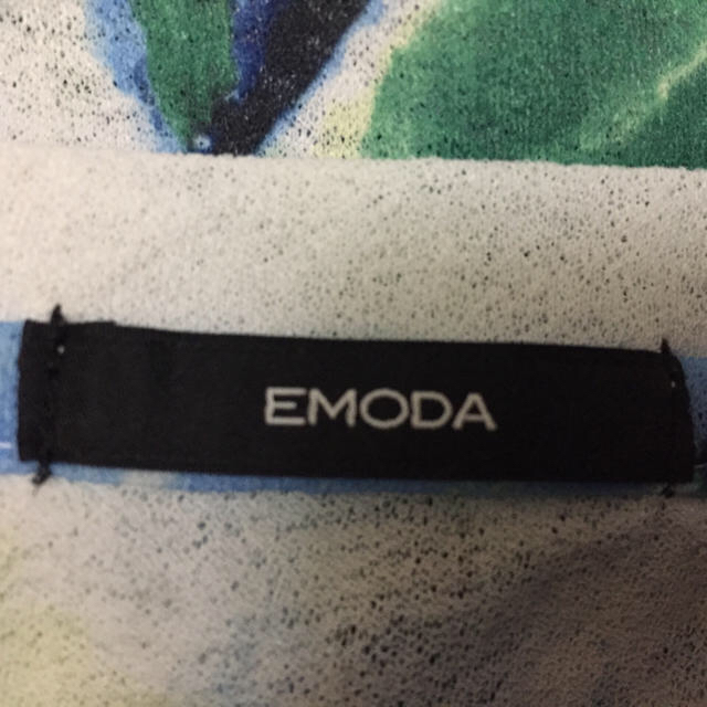 EMODA(エモダ)のEMODA   ショート丈Ｔシャツ  Mサイズ レディースのトップス(Tシャツ(半袖/袖なし))の商品写真