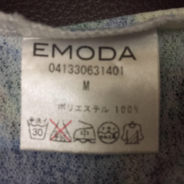 EMODA(エモダ)のEMODA   ショート丈Ｔシャツ  Mサイズ レディースのトップス(Tシャツ(半袖/袖なし))の商品写真