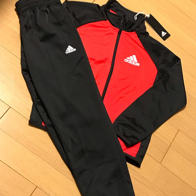 adidas(アディダス)のadidas アディダス ジャージ上下セット 赤 140サイズ 新品未使用 キッズ/ベビー/マタニティのキッズ服男の子用(90cm~)(その他)の商品写真