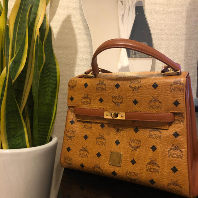 MCM(エムシーエム)のMCM ハンドバッグ 鞄  バッグ レディースのバッグ(ハンドバッグ)の商品写真