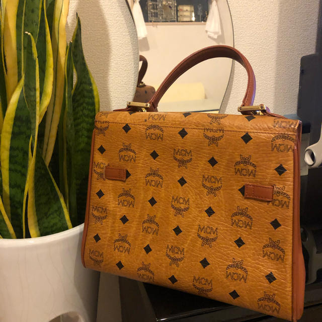 MCM(エムシーエム)のMCM ハンドバッグ 鞄  バッグ レディースのバッグ(ハンドバッグ)の商品写真