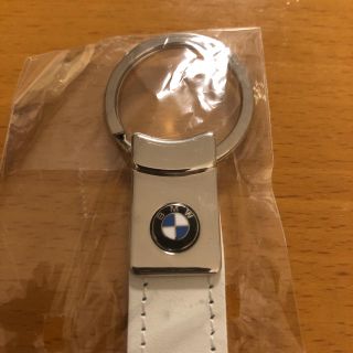 ビーエムダブリュー(BMW)の【BMW】キーホルダー（白・新品）(キーホルダー)