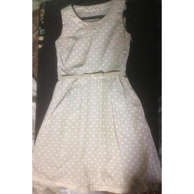 RyuRyu(リュリュ)のドット 柄 ベージュ 水玉 ワンピース レディースのフォーマル/ドレス(ミディアムドレス)の商品写真