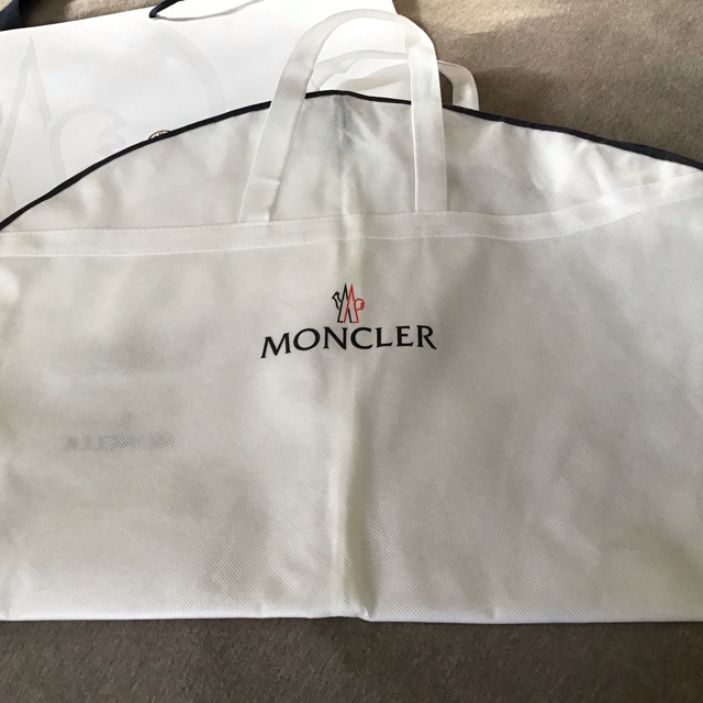 MONCLER(モンクレール)の専用～です　モンクレール ショッパー  & ガーメントバッグ ２セットで レディースのバッグ(ショップ袋)の商品写真