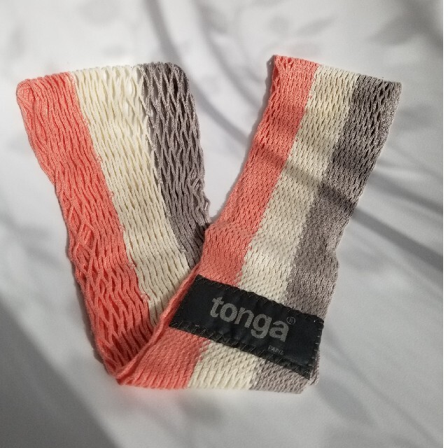 tonga(トンガ)のtonga (XS) トンガフィット ベビースリング ピンク白グレー キッズ/ベビー/マタニティの外出/移動用品(スリング)の商品写真