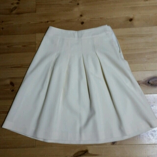 エムプルミエ(M-premier)のM-PREMIERの白フレアスカート(ひざ丈スカート)