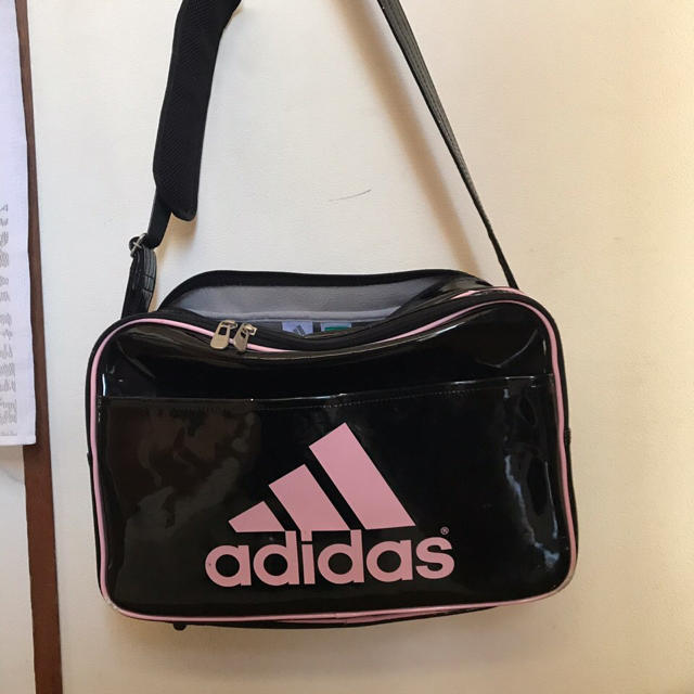 adidas(アディダス)のアディダス エナメル スポーツバッグ レディースのバッグ(その他)の商品写真