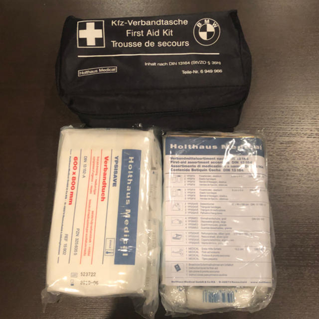 BMW(ビーエムダブリュー)のBMW first AID KIT ノベルティー 自動車/バイクの自動車(車外アクセサリ)の商品写真