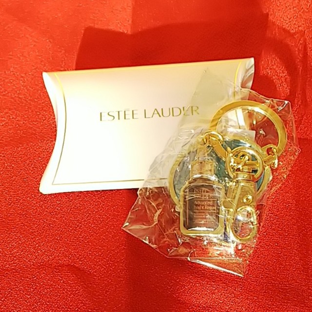 Estee Lauder(エスティローダー)の【新品】非売品エスティローダー キーホルダー レディースのファッション小物(キーホルダー)の商品写真