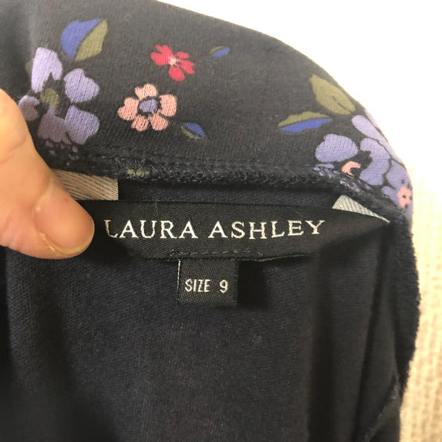 LAURA ASHLEY(ローラアシュレイ)のローラアシュレイ 花柄ロングスカート ブラック レディースのスカート(ロングスカート)の商品写真