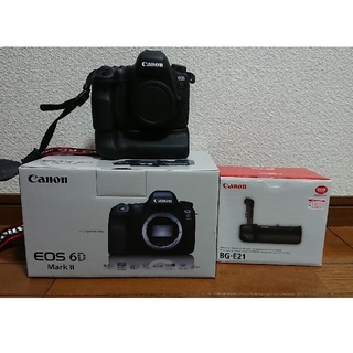 キヤノン(Canon)のeos 6Dmark2  純正バッテリーグリップ付き(デジタル一眼)