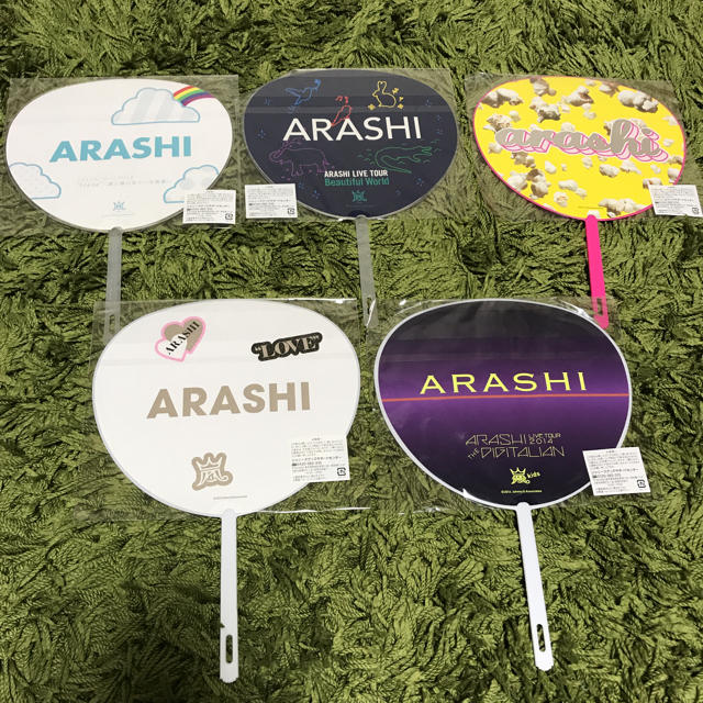 嵐(アラシ)の嵐 ミニうちわ エンタメ/ホビーのタレントグッズ(アイドルグッズ)の商品写真