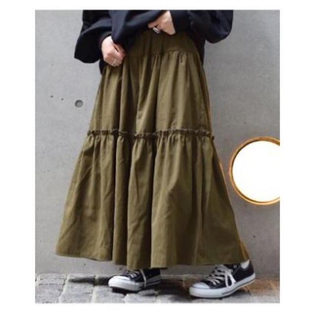 w closet(ダブルクローゼット)のカーキ ティアード ロングスカート レディースのスカート(ロングスカート)の商品写真