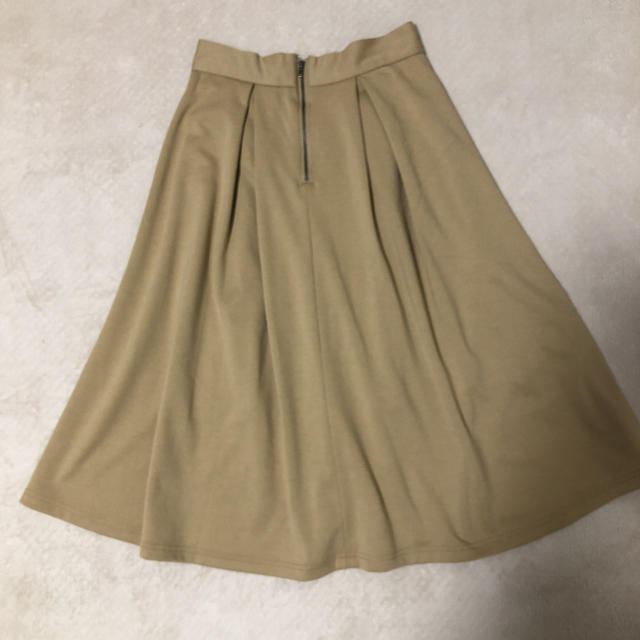 GU(ジーユー)のGU ベージュ フレアスカート(mmmm♡様専用) レディースのスカート(ひざ丈スカート)の商品写真