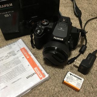 フジフイルム(富士フイルム)の《即発送可》FUJIFILM FINEPIX S1(コンパクトデジタルカメラ)