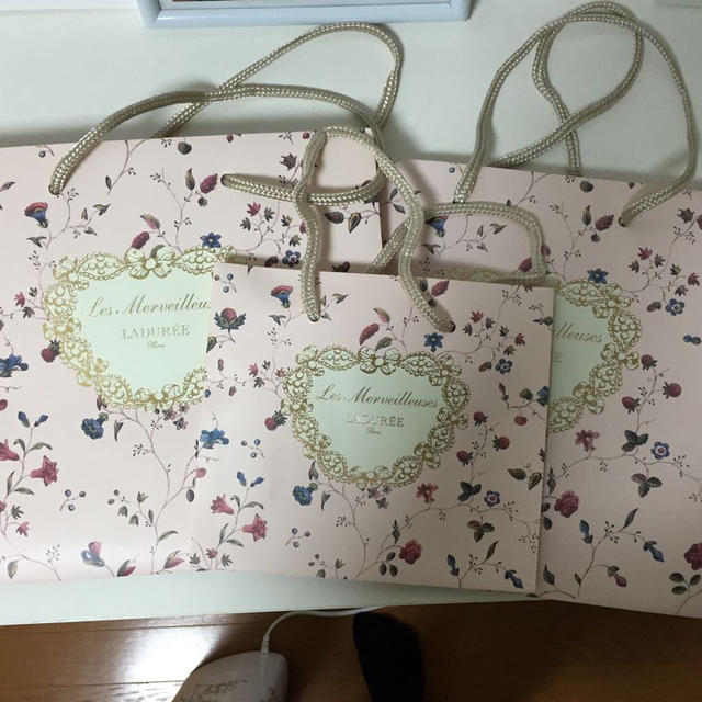 Les Merveilleuses LADUREE(レメルヴェイユーズラデュレ)のメルヴェイユーズラデュレ☆ショッパー3点 コスメ/美容のベースメイク/化粧品(その他)の商品写真