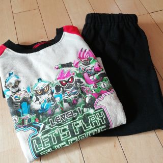 美品！仮面ライダーエグゼイドの起毛素材パジャマ　110センチ　素材込み！(パジャマ)