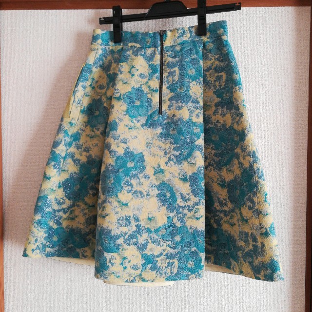 LANVIN en Bleu(ランバンオンブルー)のランバンオンブルー　新品タグ付きスカート　38　花柄 レディースのスカート(ひざ丈スカート)の商品写真