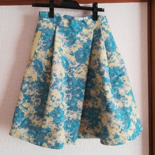 ランバンオンブルー(LANVIN en Bleu)のランバンオンブルー　新品タグ付きスカート　38　花柄(ひざ丈スカート)