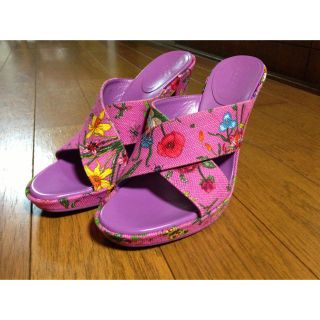 グッチ(GUCCI)のGUCCI☆花柄サンダル〜MANA様取置(サンダル)